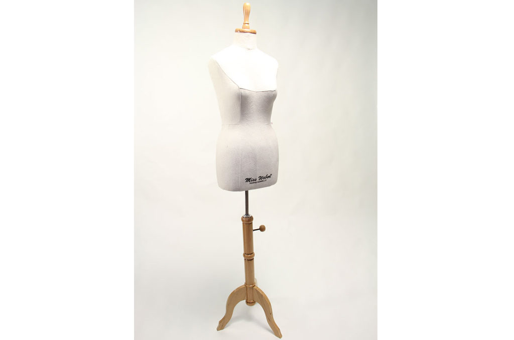 Miss Wabor mannequin professionnel a  morphologie actuelle est disponible en plusieurs tailles pour répondre à vos besoins spécifiques. Revêtement en mousse et toile adapté au travail de moulage avec des épingles, permettant de créer des modèles en   formes complexes avec une précision. Fabriqué en fibre de verre, robuste et durable qui vous accompagnera pendant de nombreuses années.