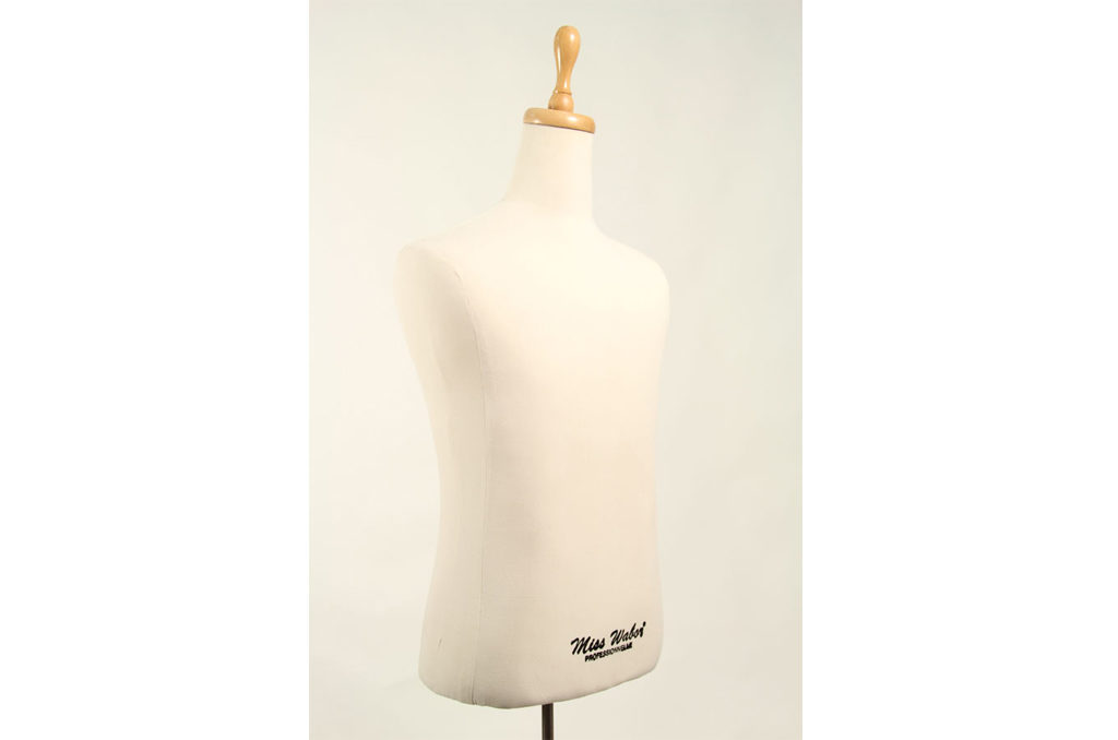 Miss Wabor mannequin professionnel a  morphologie actuelle est disponible en plusieurs tailles pour répondre à vos besoins spécifiques. Revêtement en mousse et toile adapté au travail de moulage avec des épingles, permettant de créer des modèles en   formes complexes avec une précision. Adapté aux mesures AFNOR .Fabriqué en fibre de verre, robuste et durable qui vous accompagnera pendant de nombreuses années.