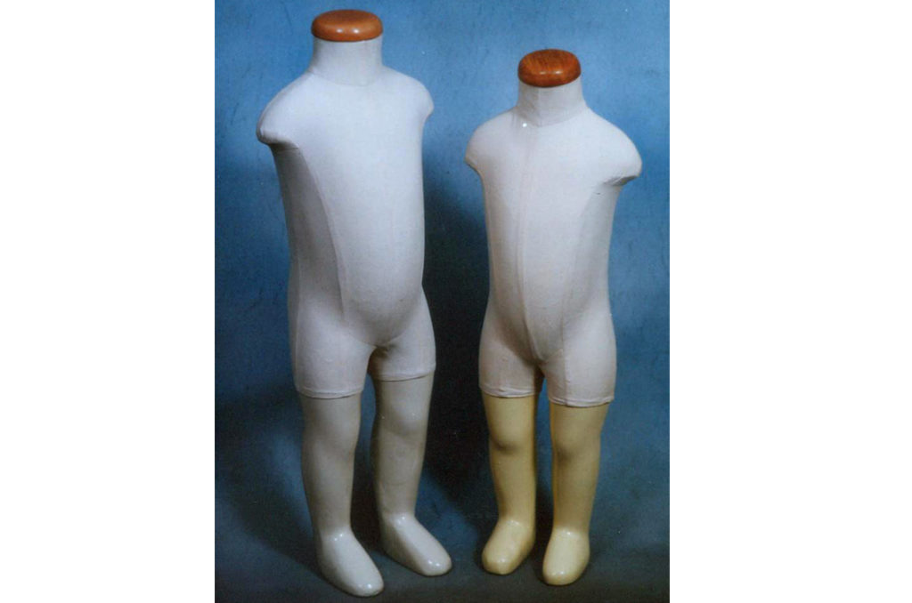 Miss Wabor mannequin professionnel a  morphologie actuelle est disponible en plusieurs tailles pour répondre à vos besoins spécifiques. Revêtement en mousse et toile adapté au travail de moulage avec des épingles, permettant de créer des modèles en   formes complexes avec une précision. Adapté aux mesures AFNOR .Fabriqué en fibre de verre, robuste et durable qui vous accompagnera pendant de nombreuses années.