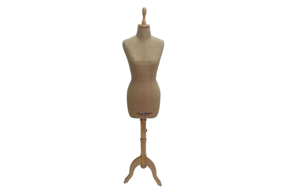   Mannequin Miss wabor de vitrine au design épuré et à la silhouette actuelle. Inspirée des courbes féminines, sa forme sirène conforme aux normes AFNOR met en valeur vos vêtements avec élégance et raffinement. Doté d'un support inox ajustable en hauteur, son pied sculpté en hêtre lui confère une stabilité exceptionnelle, tandis que son revêtement en toile de jute. Fabriqué en fibre de verre, robuste et durable qui vous accompagnera pendant de nombreuses années.